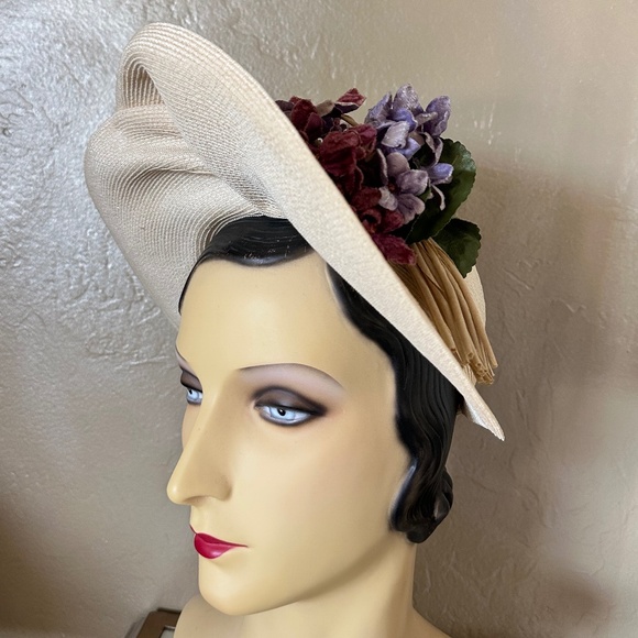 GRACEFUL 1940s' IVORY STRAW OPEN CROWN HAT WITH FOLDED BRIM & FABRIC FLOWERS